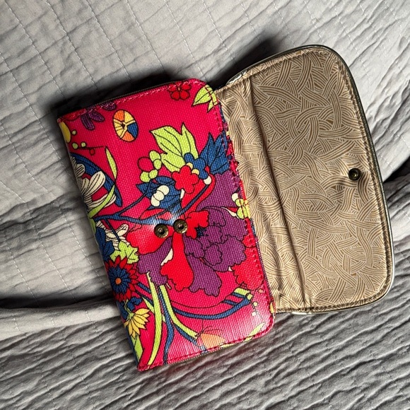 Sakroots Artist Circle XL wallet in Crimson Flower Power - Picture 7 of 10